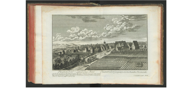 Ein offenes Buch mit dem Titel "Landschaft des Rheinlandes" aus dem Jahr 1805, das eine Zeichnung eines Dorfes mit Häusern, Bäumen, Höhen und Wolken am Himmel zeigt.