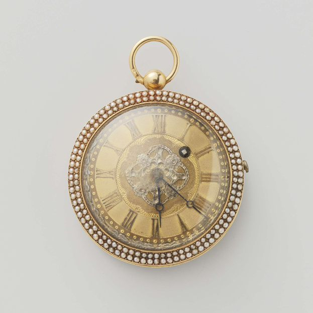 Goldene Taschenuhr mit Diamanten auf dem Zifferblatt, römischen Ziffern, vor einem weißen Hintergrund.