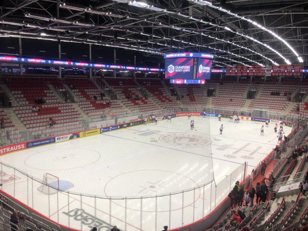 Eishockeyspiel in einer großen Arena zwischen den St. Louis Blues und Detroit Red Wings, mit Zuschauern auf den Rängen und am Rand der Eisfläche.