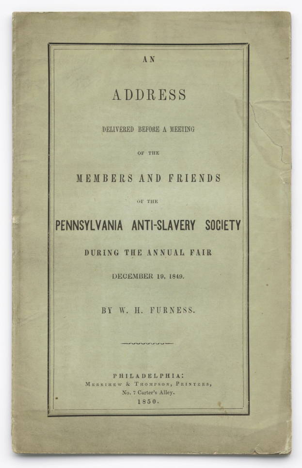 Offenes Buch mit dem Titel "Eine Ansprache vor einer Versammlung der Mitglieder und Freunde der Pennsylvania Anti-Slavery Society während der jährlichen Messe" mit sichtbarem Drucktext auf der Seite.