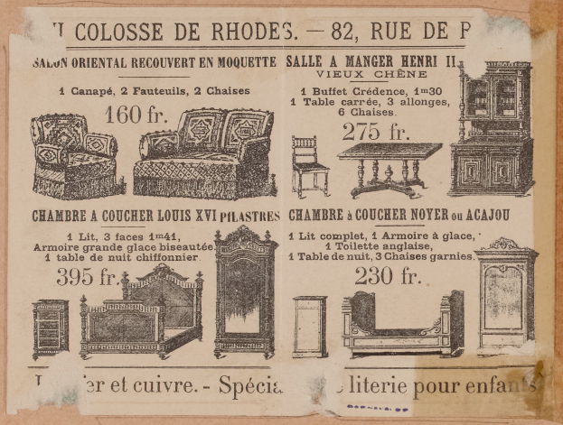 Eine alte Werbung für ein Möbelladen mit einem Sofa, einem Stuhl und einem Tisch.