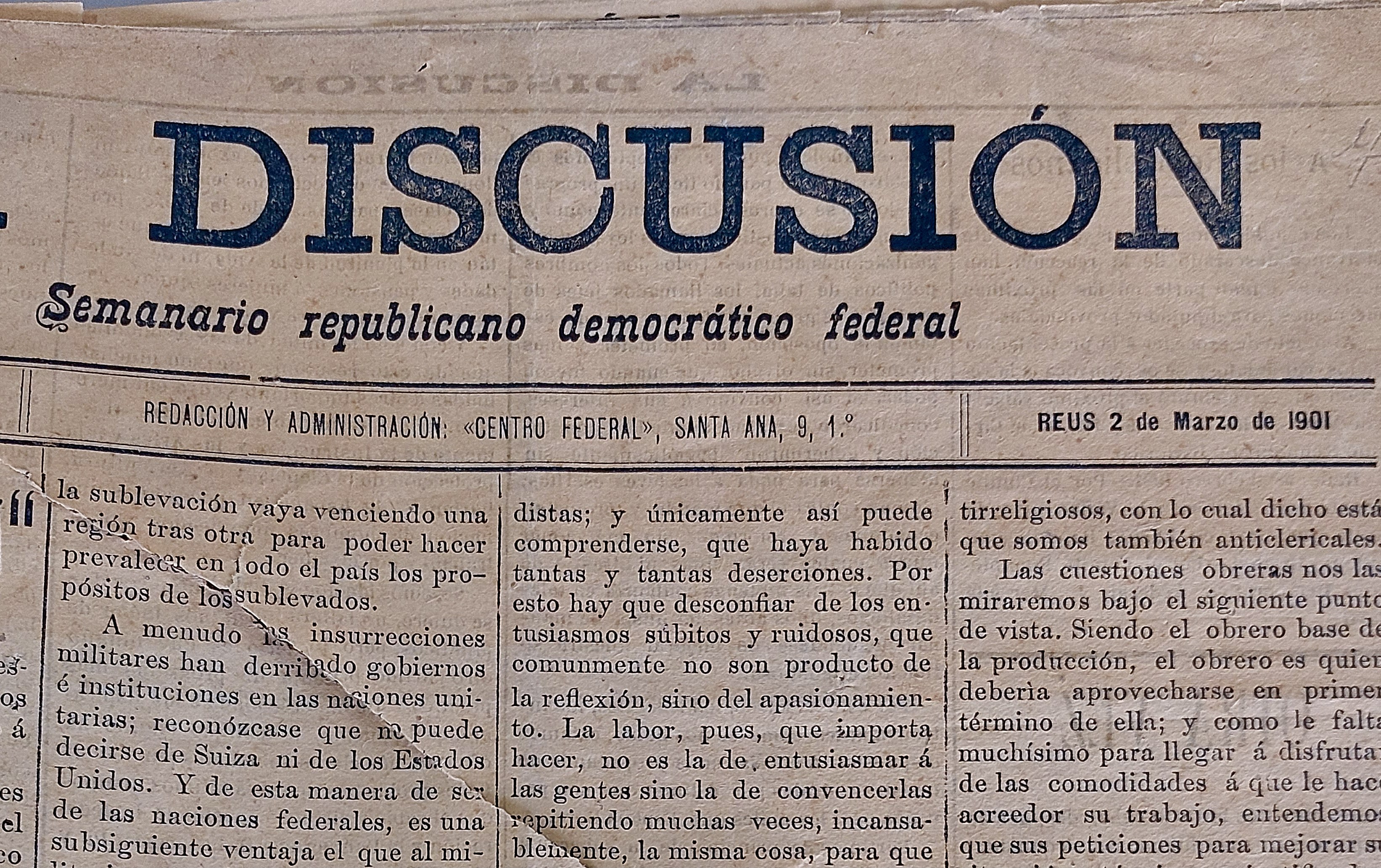 Gelblicher Zeitungsartikel mit schwarzer Tinte, Überschrift "Semanario Repúblicano Democrático Federal", Wort "Diskussion" sichtbar, leicht zerknittert.