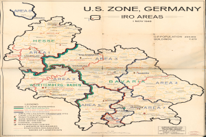Ein detaillierter Plan der US-Zone in Deutschland während des Zweiten Weltkriegs, der Städte, Ortschaften und geografische Merkmale in verschiedenen Blautönen, Grüntönen, Gelb- und Rottönen zeigt, mit fettem, zentriertem Text.