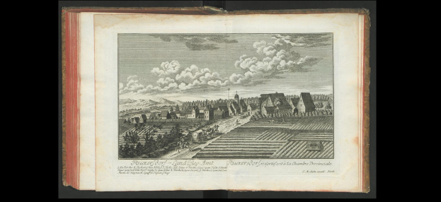 Offenes Buch mit der Aufschrift 'Landschaft des Rheinlands' (1805), das eine Illustration eines Dorfes mit Häusern, Bäumen, Hügeln und Wolken zeigt.