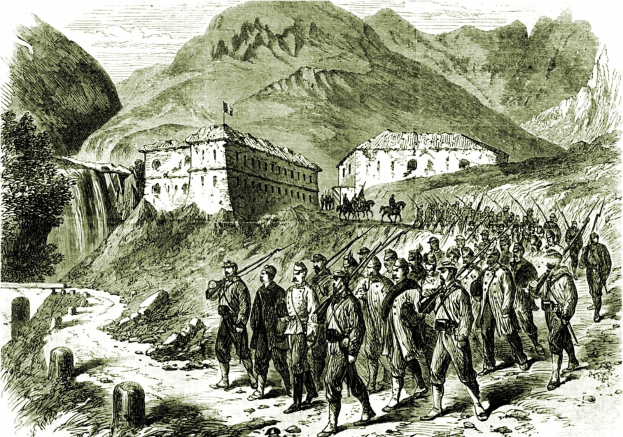 Schwarz-weiß-Foto von Menschen, die auf einem Schotterweg vor einem Wasserfall gehen, mit Hügeln, Gebäuden, Bäumen und Himmel im Hintergrund und Text unten, der "Französische Truppen betreten die Schweizer Alpen" lautet.