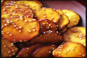 Eine Vielfalt an Lebensmitteln, die gemeinsam präsentiert werden.