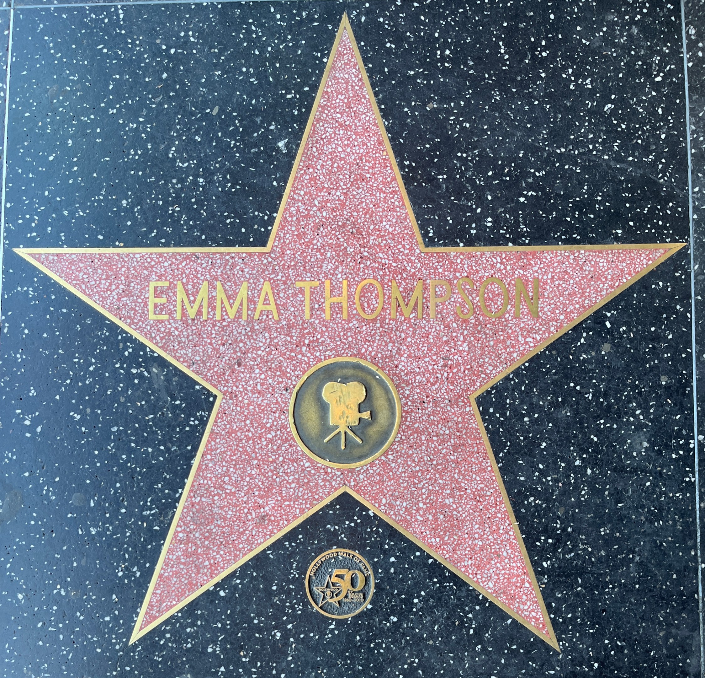 Der Stern von Emma Thompson auf dem Hollywood Walk of Fame, der ihren Namen in weißer Schrift auf einem schwarzen, fünfzackigen Stern zeigt.