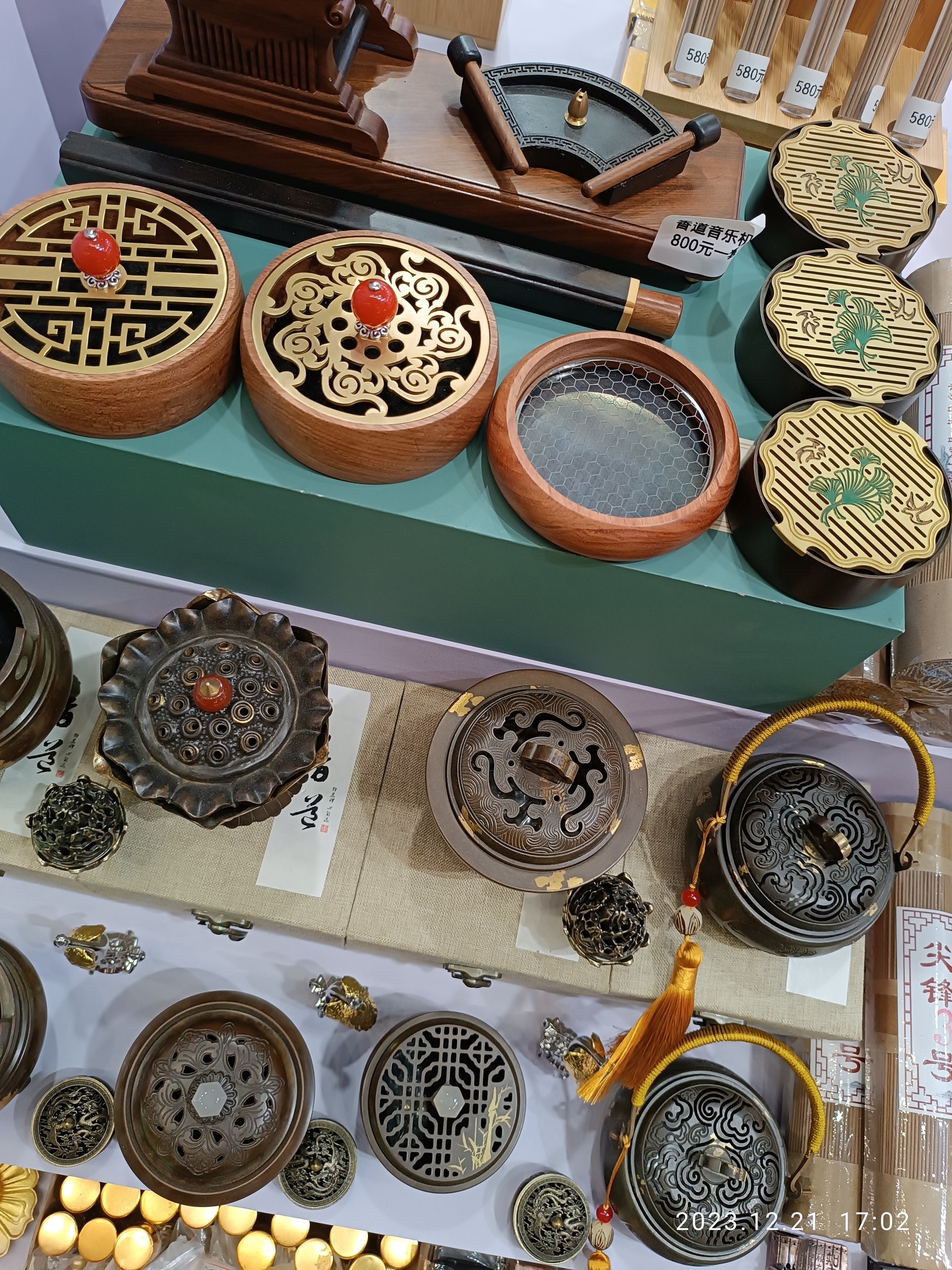 Ein Tisch mit verschiedenen chinesischen Räucherstäbchen, Schachteln, Papieren mit Text und anderen Gegenständen, wahrscheinlich Teil eines chinesischen Neujahrsfestes.