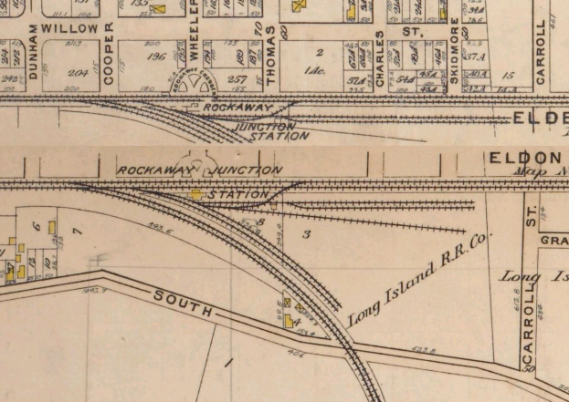 Ausführliche alte Stadtkarte mit einer Bahnstrecke, Straßen, Gebäuden und beschrifteten Straßen, Parks und Sehenswürdigkeiten.