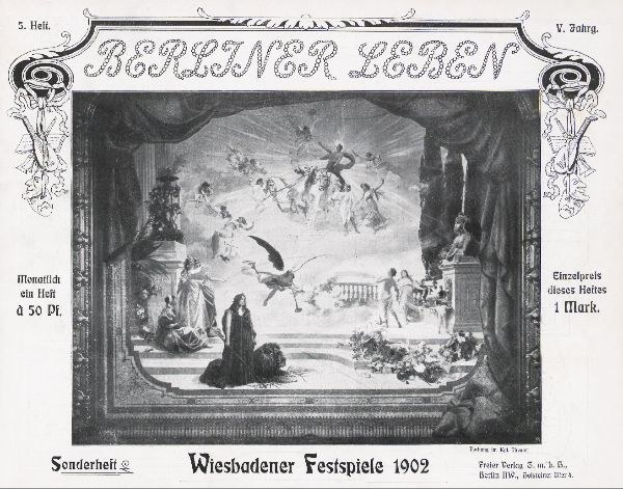 Schwarz-weißes Foto einer Bühne von den Wiesbadener Festspielen im Jahr 1902, das Darsteller in traditioneller deutscher Tracht und ein applaudierendes Publikum im Hintergrund zeigt.