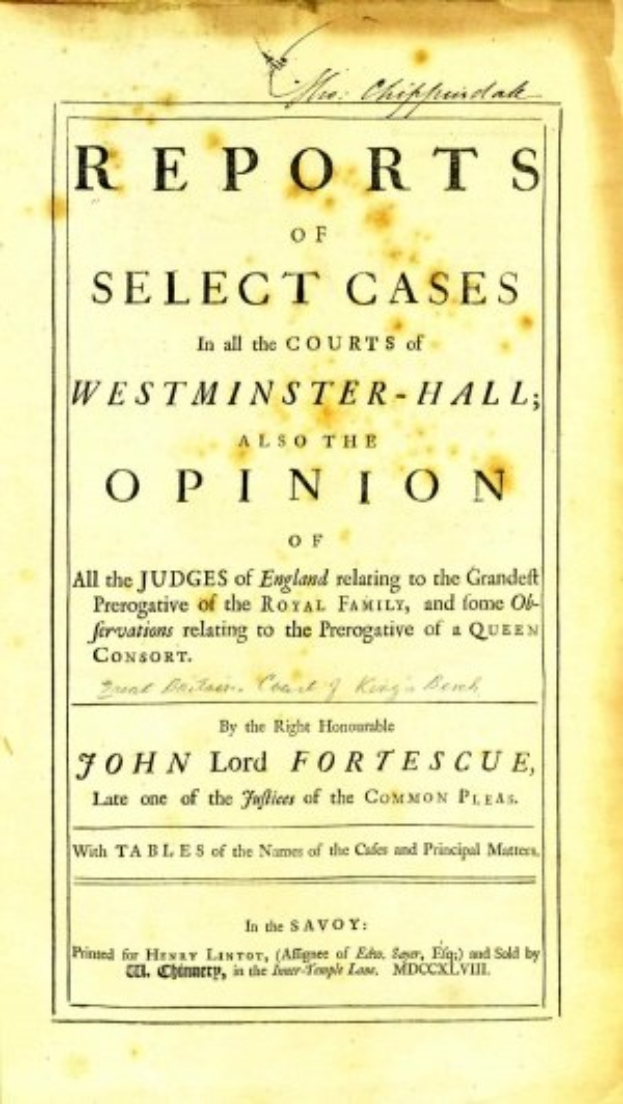 Altes Buch mit dem Titel 'Berichte über ausgewählte Fälle in den Gerichten von Westminster-Hall sowie die Meinung von John Lord Fortescue' ist auf einer Seite mit schwarzem Text geöffnet.