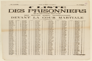 Eine vergilbte, alte Zeitung mit einer Liste von Gefangenen in zwei Spalten, eine für die Gefangenennummern und die andere für die Namen, in schwarzer Tinte gedruckt.