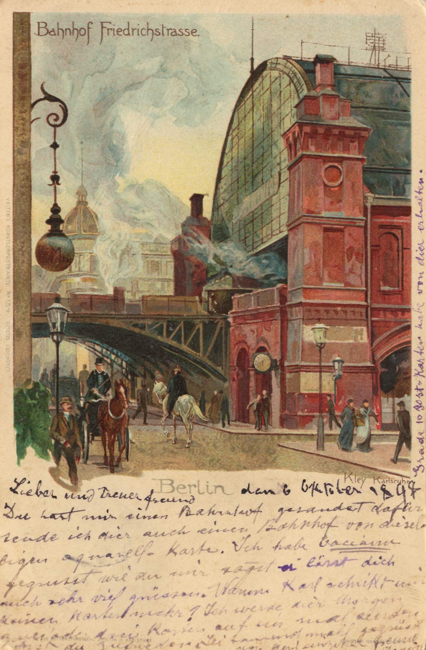 Eine alte Ansichtskarte zeigt den Bahnhof Friedrichstraße in Berlin, Deutschland, mit einem Gebäude, Straßenlaternen, Menschen, Pferden, einer Brücke und einem bewölkten Himmel.