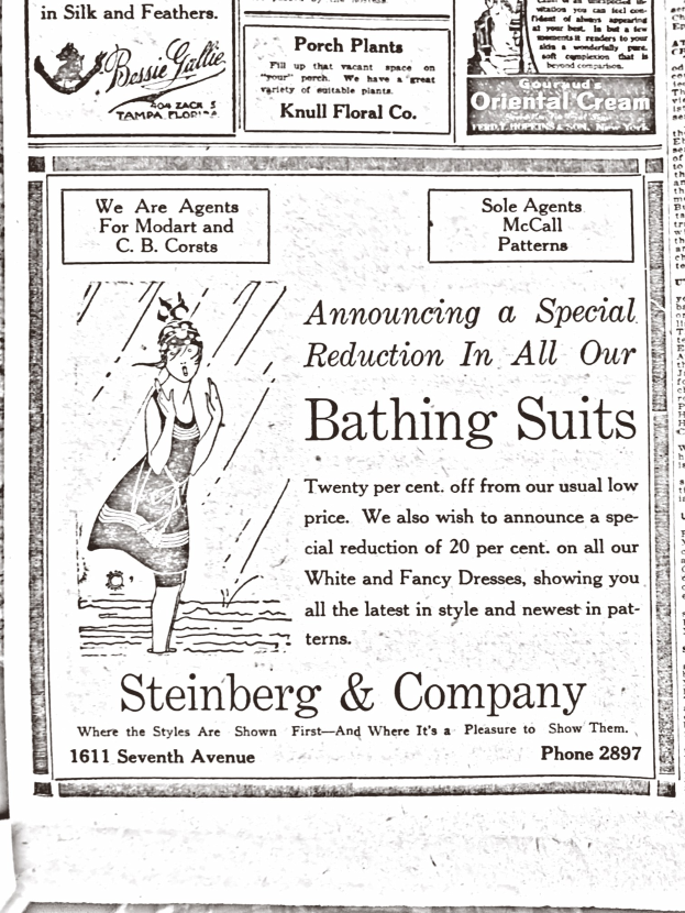 Eine Frau in einem weißen hochgeschlossenen, langärmligen Kleid mit ihrem Haar zu einem Dutt gebunden, die in der Mitte einer Steinberg & Company-Badeanzugwerbung steht, umgeben von Text.