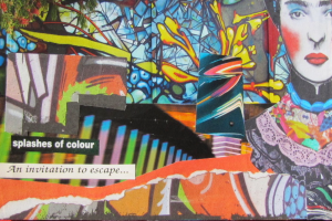 Eine Wand mit Graffiti und etwas Schrift darauf.