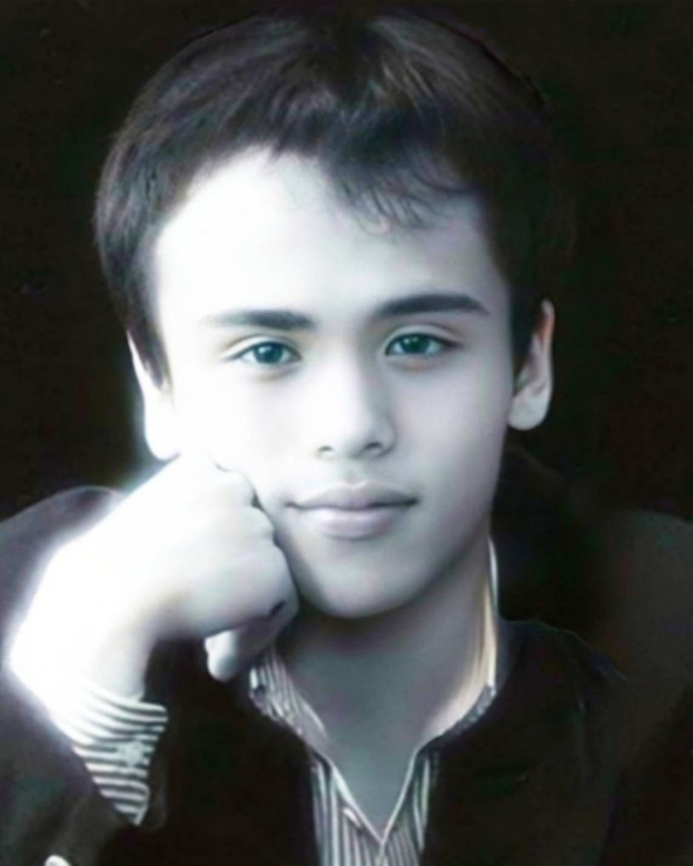 Schwarzes und weißes Foto eines Mannes in Anzug und Krawatte mit zentrierter Schrift und Logo, das ein historisches Zitat über politische Verhaltensweisen enthält.