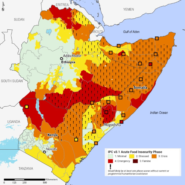 Karte von Afrika mit Farben, die verschiedene Grade der Ernährungsunsicherheit darstellen, begleitet von erklärendem Text.