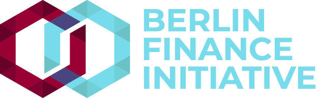 Logo der Berlin Finance Initiative: Ein blauer Kreis mit weißer Umrandung und einem weißen "B" in der Mitte, umgeben von einem weißen Ring mit blau-weißem Karomuster, und der Text "Berlin Finance Initiative" in fetter schwarzer Schrift auf weißem Hintergrund.