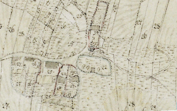 Detailierte alte Stadtkarte mit nummerierten Gebäuden, Straßen und Text, die eine geplante Entwicklungsfläche am unteren Rand anzeigt.