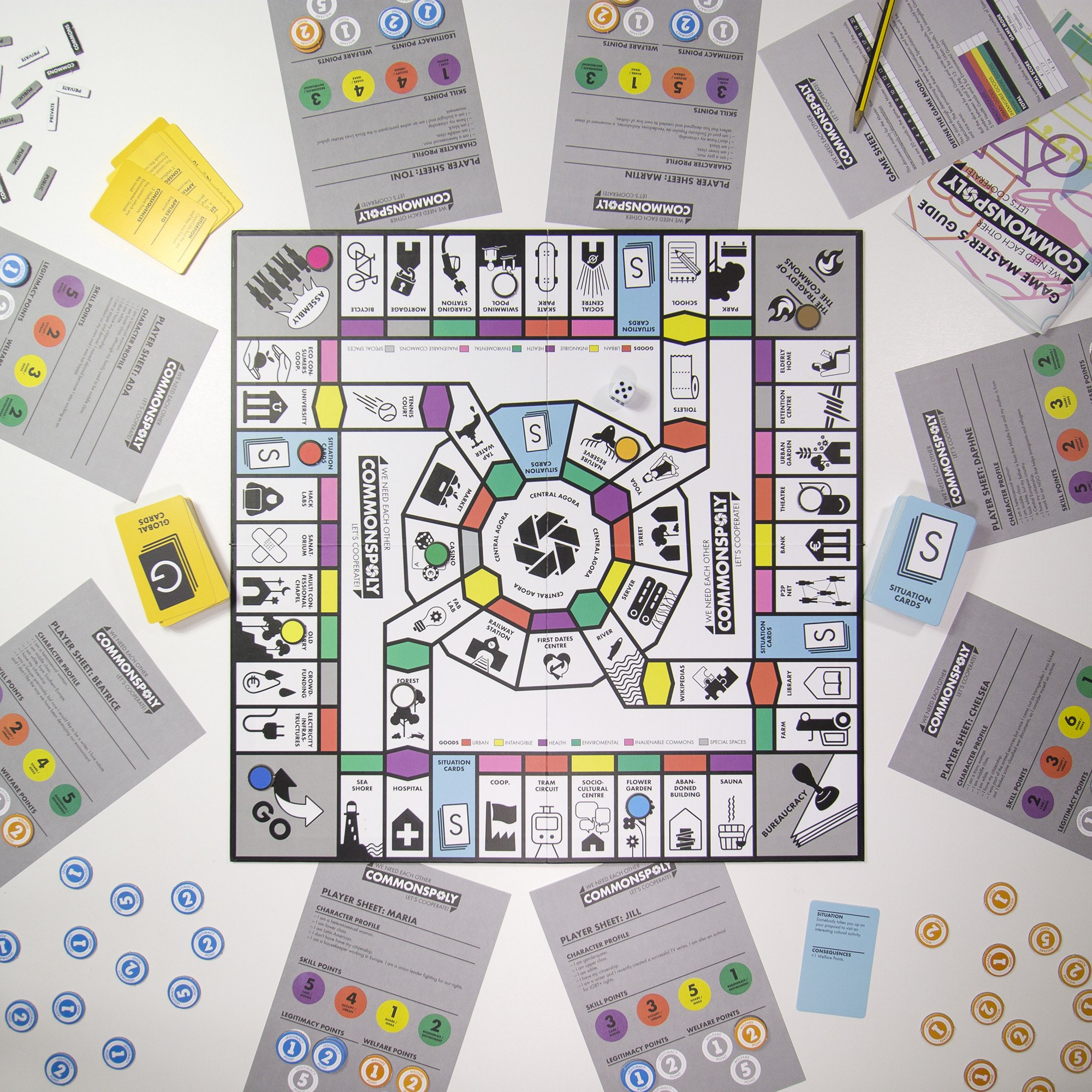 Ein Monopoly-Brettspiel auf einem Tisch mit Spielkarten, Papieren und einem Bleistift, der herumliegt.