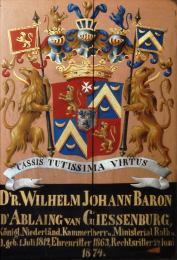 Ein hölzernes Schild mit einem Wappen, das ein Plakat mit Text und Bildern verschiedener Tiere zeigt.