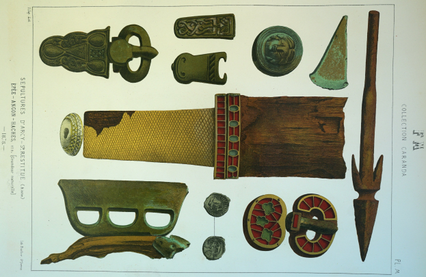 Ein Buch mit verschiedenen Waffen wie einem Dolch und einem Messer sowie anderen Gegenständen, daneben wahrscheinlich eine Beschreibung der Gegenstände.