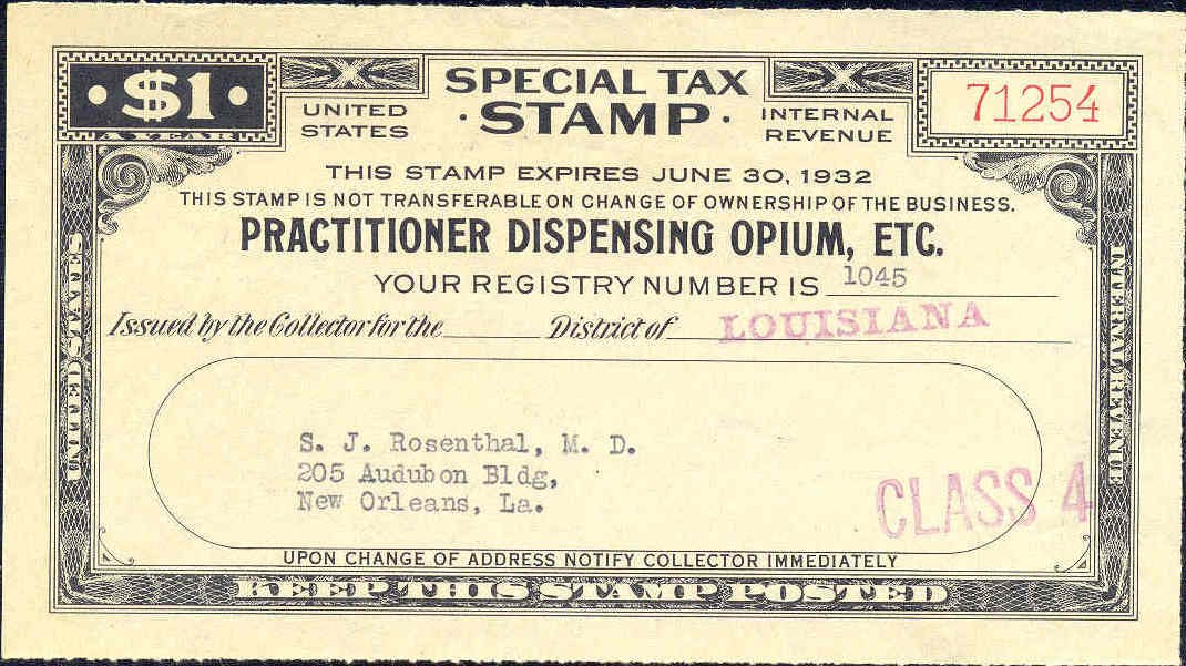 Schwarzer Hintergrund mit einem speziellen Steuerstempel, der "Practitioner Dispensing Opium, Inc." lautet