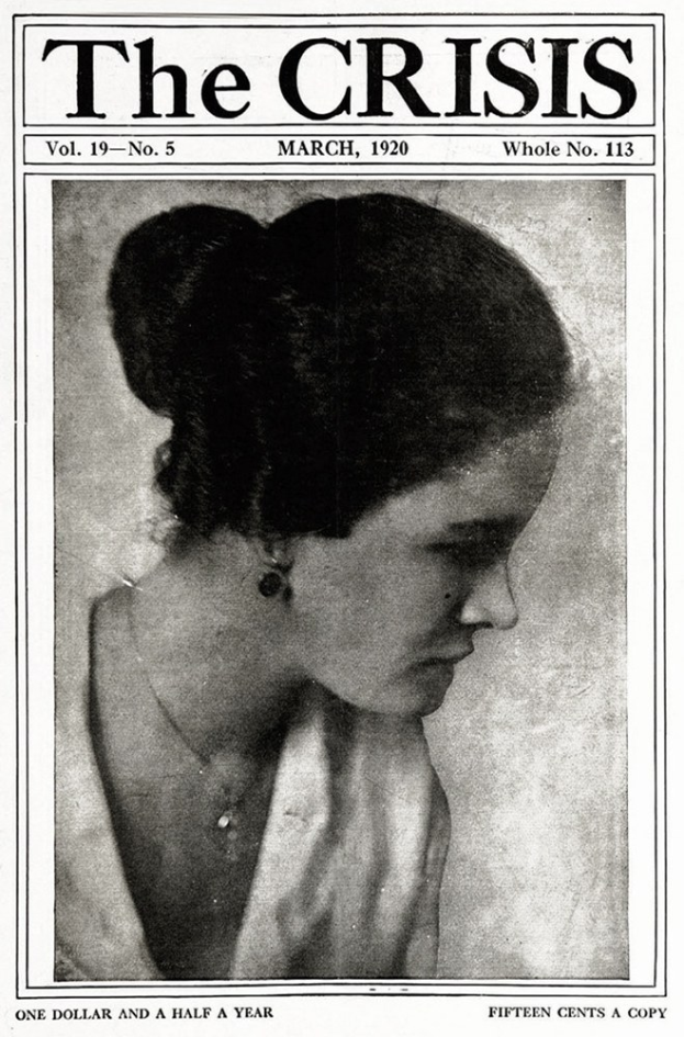 Schwarzes und weißes Porträt einer Frau auf dem Cover von 'The Crisis'-Magazin, trägt ein weißes Kleid mit einem gemusterten Schultertuch, Haare zurückgebunden, Augen zur Seite gewandt, Lippen leicht geöffnet.
