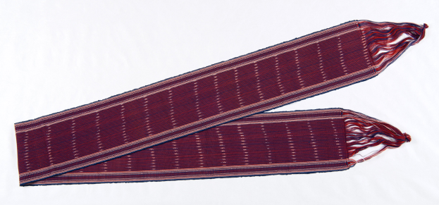 Ein rotes und blau gestreiftes Tuch gestohlen auf einem weißen Hintergrund.