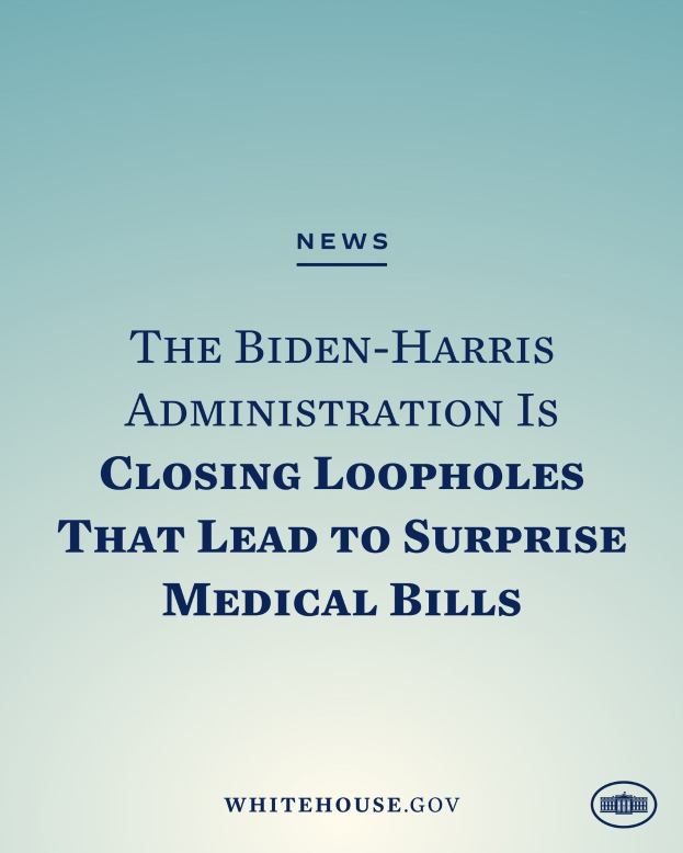 Plakat mit der Überschrift "Die Biden-Harris-Regierung schließt Lücken, die zu überraschenden Arztkosten führen" und einem medizinischen Rechnungsdesign mit einem roten Kreuz, das von einem schmalen schwarzen Rahmen umgeben ist.