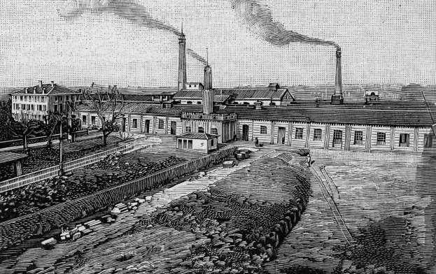 Schwarze und weiße Zeichnung einer Fabrik mit rauchenden Schornsteinen, umgeben von Gebäuden, Bäumen, Pflanzen, Pfählen und Bahnschienen, mit Text unten, der "1892 - die Fabrik des Eisenerzes" liest.