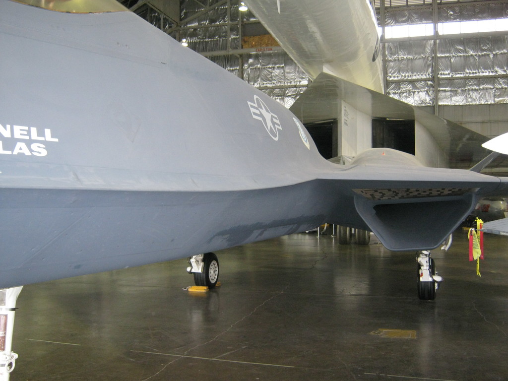 Großes Passagierflugzeug mit zwei Triebwerken, Tragflächen und einem Höhenruder, das am Himmel fliegt.