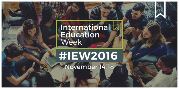 Eine Gruppe von Menschen, die auf einer Couch sitzen, einige halten Bücher und Stifte, mit dem Text "International Education Week IEW 2016" in der Mitte, die scheinbar über das Thema diskutieren.