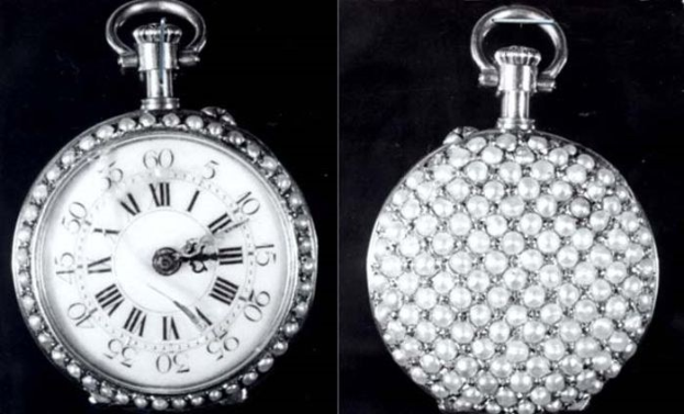 Eine silberne Taschenuhr mit Diamanten, die in ein rundes Zifferblatt mit römischen Zahlen eingelassen sind, vor einem schwarzen Hintergrund.
