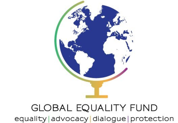 Logo des Global Equality Fund mit einem weißen Globus auf blauem Hintergrund, umgeben von einem weißen Kreis mit einer hellblauen Umrandung und den Worten "Global Equality Fund" in fetter, weißer Sans-Serif-Schrift.