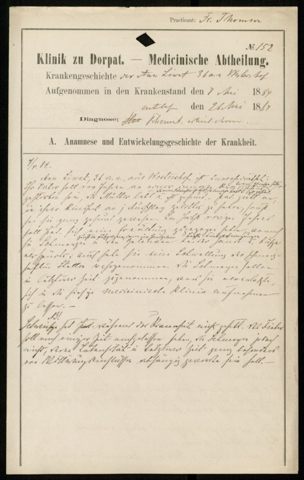 Schwarz-weiß-Foto eines medizinischen Berichts mit sauberer, lesbarer Handschrift auf altem Papier.
