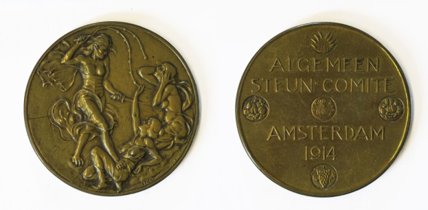 Goldmedaille mit einem Porträt eines Mannes und einer Frau, das den Text 'Algemeen Steun Comite Amsterdam 1914' auf einem weißen Hintergrund zeigt.