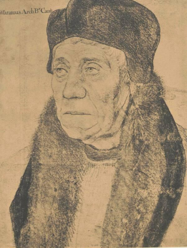 Eine ältere Frau mit schwarzem Hut und Nerzstola, die Haare zu einem Dutt gebunden, die Hände gefaltet und mit sanftem Blick zur Seite schaut.