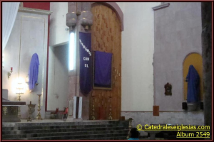 Eine Wand mit ein paar Gegenständen, Handtüchern und Lichtern im Hintergrund, mit Text in der rechten unteren Ecke.