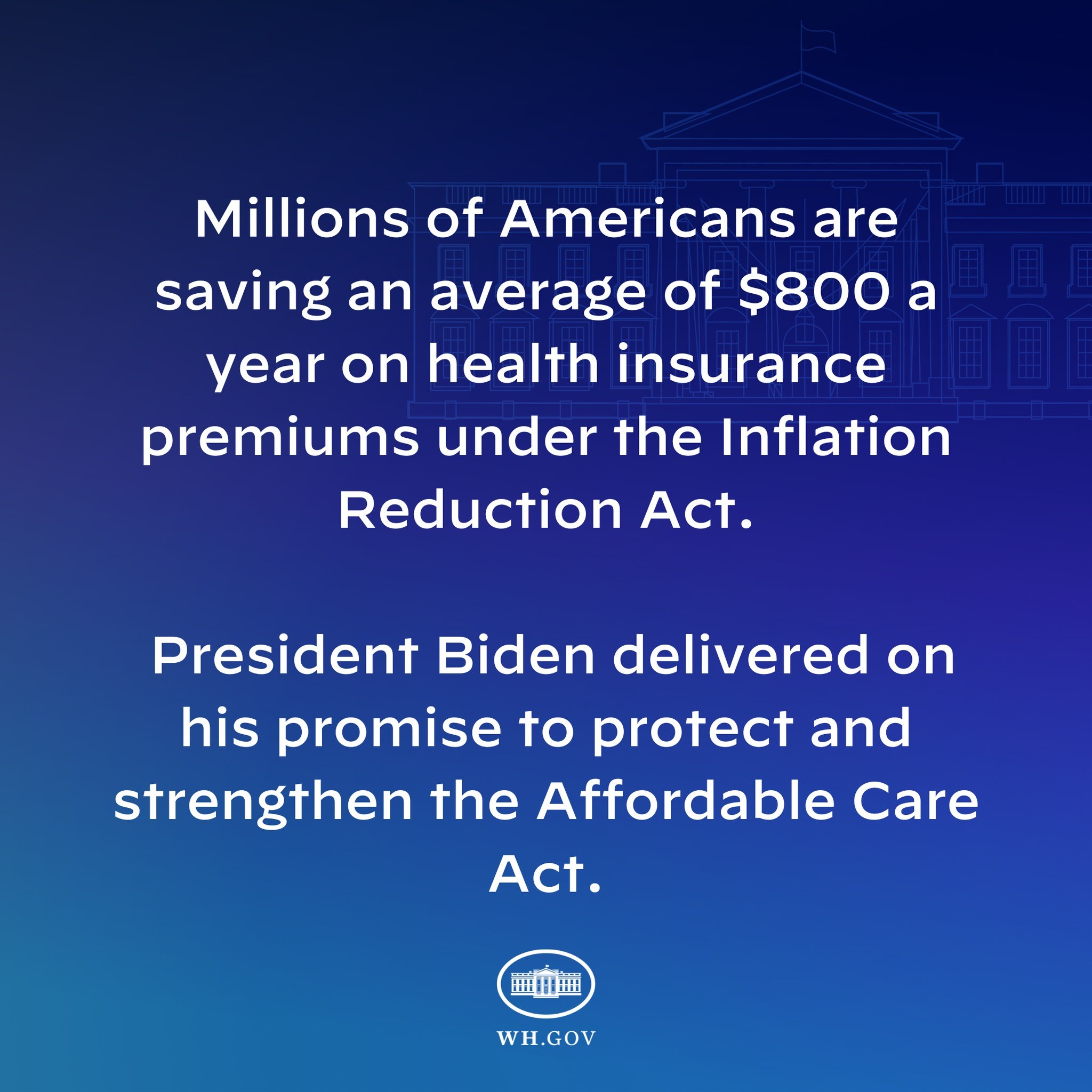 Blauer Hintergrund mit weißer Schrift, die besagt "Millionen von Amerikanern sparen durchschnittlich 800 Dollar im Jahr bei den Gesundheitsversicherungsprämien unter dem Inflation Reduction Act" und ein Logo in der Mitte.