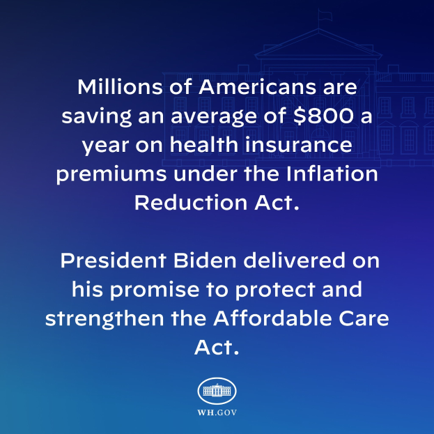 Blauer Hintergrund mit weißer Schrift, die besagt "Millionen von Amerikanern sparen durchschnittlich 800 Dollar im Jahr bei den Gesundheitsversicherungsprämien unter dem Inflation Reduction Act" und ein Logo in der Mitte.