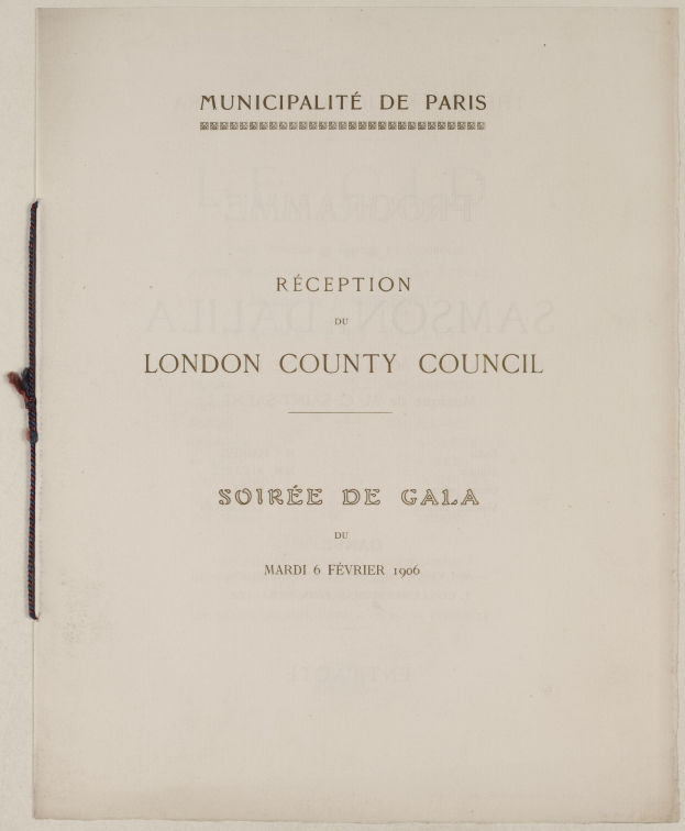 Offenes Buch mit "London County Council Soirée de Gala" auf den Seiten, mit einem Faden gebunden.
