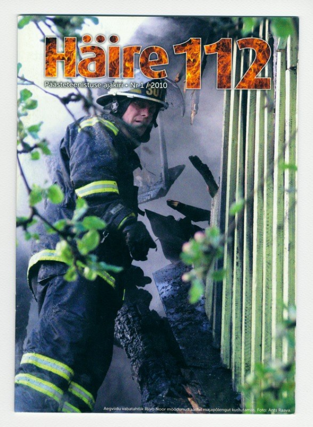 Ein Plakat mit einem Feuerwehrmann in Helm und Handschuhen, einem Baum im Hintergrund und dem Text "Haire 112" darauf.