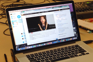 Ein Tisch mit mehreren Kernen, ein Laptop, ein Stift und einige andere Gegenstände darauf.