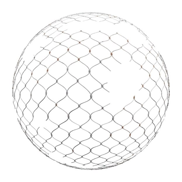 Eine runde Kugel aus galvanisiertem sechseckigem Drahtgeflecht auf einem weißen Hintergrund.