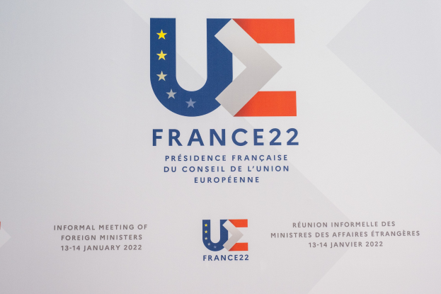 Plakat für die "Frankreich 22 - Informelle Tagung der Außenminister" mit dem EU-Logo, das einen blauen Kreis mit einem weißen Stern und schwarzen zentrierten Text zeigt.