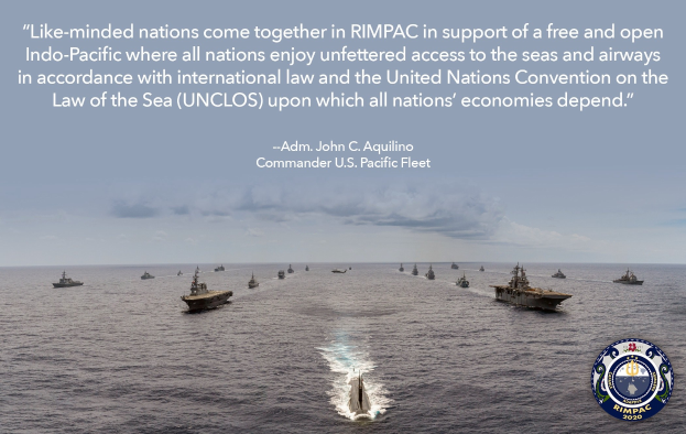 Eine Gruppe von Schiffen auf hoher See unter einem bewölkten Himmel, mit einem Zitat über internationale maritime Zusammenarbeit und einem Logo unten.