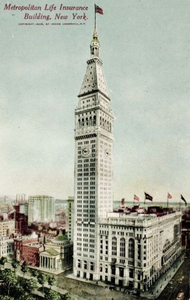 Alte Postkarte des Metropolitan Life Insurance Building in New York City, die eine belebte Stadtlandschaft mit Gebäuden, Bäumen und Fahrzeugen zeigt und den Text "Metropolitan Life Insurance" oben trägt.