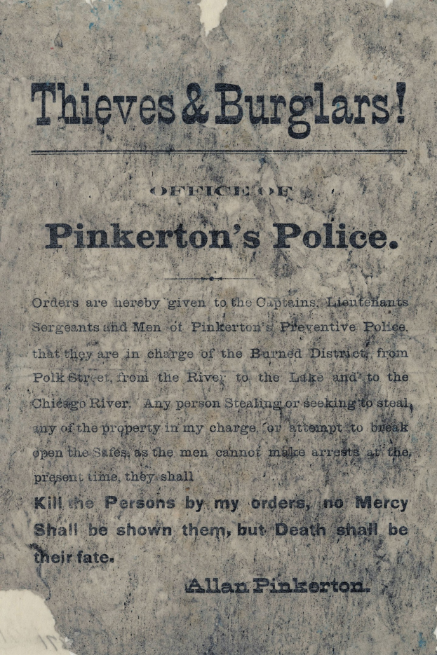 Ein Plakat mit der Aufschrift "Diebe & Einbrecher Pinkertons Polizei" in fetter schwarzer Schrift auf einem weißen Hintergrund, eingerahmt von einem schmalen schwarzen Rand.