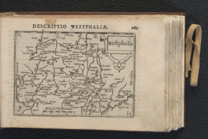 Ein aufgeschlagenes Buch mit einer detaillierten Landkarte von Westfalen auf schwarzem Hintergrund.